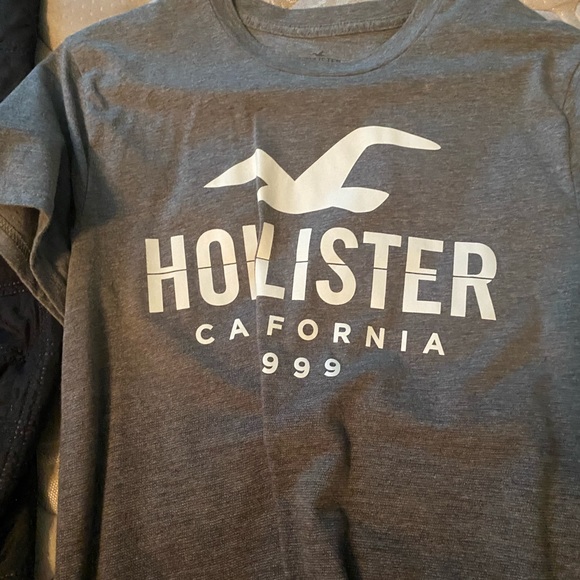 Hollister bundles comes with a hoodie and 2 t shirts - Picture 4 of 6